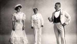Florence Jameson, Reginald Switz et Alfred Clarke dans une scène de La Lune Bleue, XXe siècle - Foulsham and Banfield