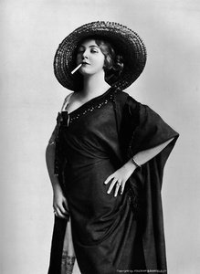 Femme fumant, 1917