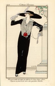 Femme en robe fourreau en satin noir, chapeau en soie noire