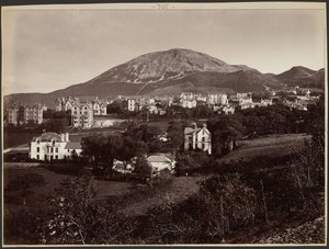 [Ville au pied de la montagne] - Francis Bedford