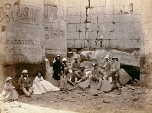 Photographie de groupe dans la salle des colonnes, Karnak, Égypte - Francis Bedford