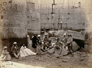Photographie de groupe dans la salle des colonnes, Karnak, Thèbes, 1862 - Francis Bedford