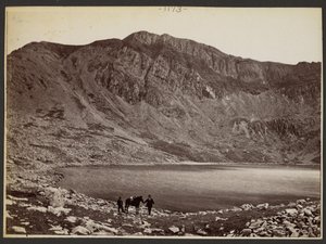 [Hommes et chevaux au bord d