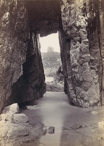 Vue à travers les rochers de la tour sur la colline - Francis Bedford