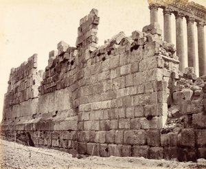 Extrémité ouest du mur extérieur du temple du Soleil, Baalbek - Francis Bedford