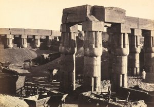 "Égypte et Palestine" : colonnade de la cour du festival d