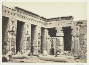 Cour intérieure de Medinet Habbo, Thèbes - Francis Frith