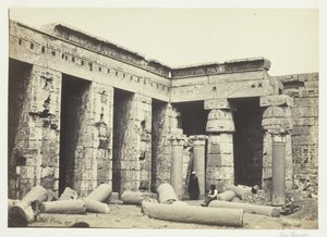 Cour intérieure de Medinet Habbo, Thèbes, 1857 - Francis Frith