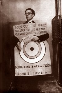 André Breton en homme-sandwich cible (par Picabia) au festival Dada, Paris, 27 mars - Francis Picabia