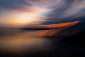 Coucher de soleil éclatant avec effet de flou de mouvement