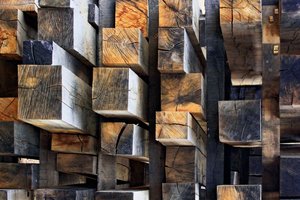 Blocs de bois empilés de style rustique