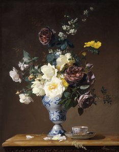 Roses et autres fleurs dans un vase bleu et blanc et une tasse de thé sur un rebord, 1876