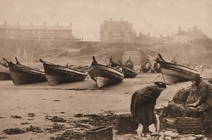 Femmes chargeant du poisson dans des paniers depuis les bateaux de pêche, port de Whitby - Frank Meadow Sutcliffe
