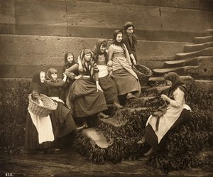 Femmes attendant la pêche du jour, port de Whitby, North Yorkshire, c.1899