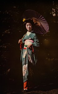 Femme japonaise tenant un parasol et portant un kimono, autochrome couleur précoce, vers 1916 (photo)