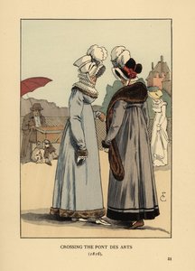 Femmes à la mode avec des chapeaux à plumes, des cols en dentelle et des robes bordées de fourrure. Traversant le Pont des Arts, Paris - François Courboin