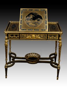 Table à écrire en bois laqué par François Remond (1747-1812) (orfèvre) et Adam Weisweiler (1744-1820) en bois et bronze du cabinet de la reine Marie-Antoinette à Saint-Cloud. 1784 Paris. Musée du Louvre - François Rémond
