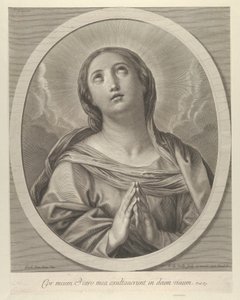 La Vierge en prière, regardant vers le haut avec des nuages derrière elle, dans un cadre ovale, d