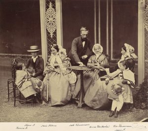 [Portrait de groupe de cinq adultes et deux enfants dans un jardin]