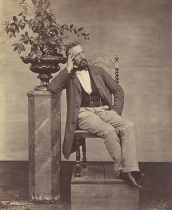 [Mathias Höusermann assis avec le coude sur un piédestal tenant un vase de fleurs], années 1850-60 - Franz Antoine