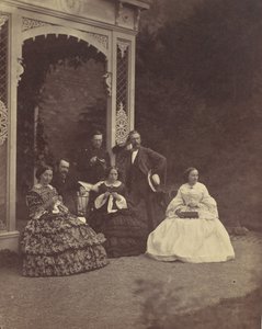 [Portrait de trois femmes et hommes dans un jardin]
