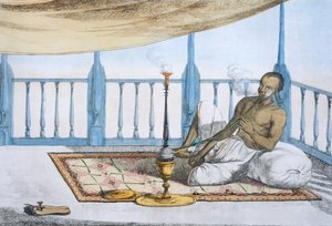 Homme fumant une chicha de haschich ou d