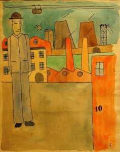 Homme avec chapeau à côté des usines