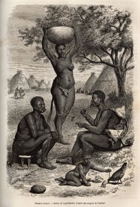 Types et activités des femmes Bongos (Soudan central), avec leurs ornements métalliques, cloches et agrafes qu
