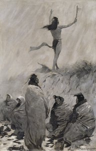 Le cracheur de feu lève les bras vers l