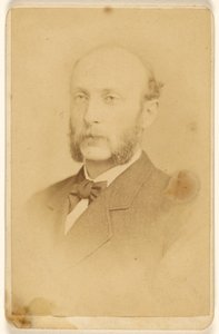 [Homme non identifié avec moustache et favoris]