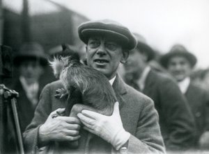 Un mangabey à crête noire, peut-être Freckles, avec son gardien, participant à une émission en extérieur du Zoo de Londres, 1925 - Frederick William Bond