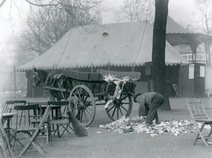 Nettoyage après un jour férié au Zoo de Londres en 1924 - Frederick William Bond