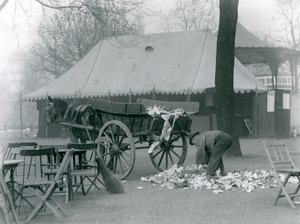 Nettoyage après un jour férié au Zoo de Londres en 1924 - Frederick William Bond