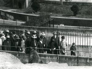 Sir Peter Chalmers Mitchell, avec le régent éthiopien Haile Selassie et son entourage, observant un ours brun sur les terrasses Mappin, zoo de Londres, 1924 - Frederick William Bond