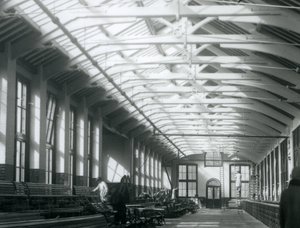 La maison des lions avec cinq hommes travaillant à son entretien, zoo de Londres, 1926 - Frederick William Bond