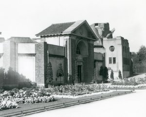 La Maison des Reptiles au Zoo de Londres en 1928 avec des parterres de fleurs formels le long des chemins menant à l