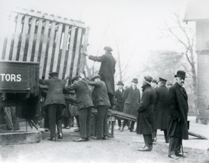 Déchargement du rhinocéros indien nouvellement arrivé, Zoo de Londres, 1924 - Frederick William Bond
