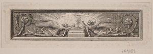 Ornement avec autel et deux anges