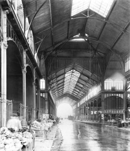 Une allée couverte des Halles centrales, Paris, vers 1900 - French Photographer