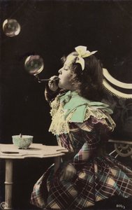 Une petite fille soufflant des bulles avec une pipe - French Photographer