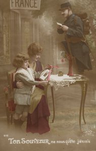 Une mère et son enfant préparent une lettre pour leur père soldat - French Photographer