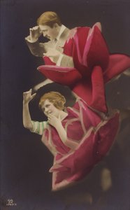 Une femme et un homme émergent chacun d