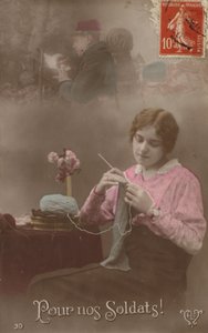 Jeune femme tricotant en pensant à son soldat écrivant une lettre - French Photographer