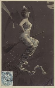 Jeune femme assise sur un balai volant au-dessus des toits - French Photographer