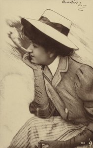 Jeune femme portant un chapeau et fumant - French Photographer