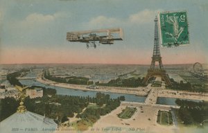 Avion tournant autour de la Tour Eiffel à Paris, France