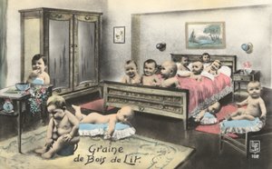 Bébés sur un lit - French Photographer