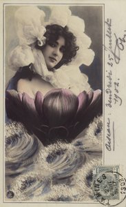 Belle femme émergeant d
