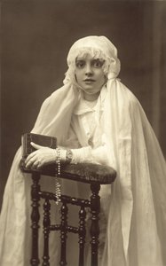 Belle jeune fille, habillée pour sa première communion - French Photographer