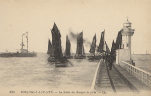 Boulogne-sur-Mer, Le Sortie des Barques de pêche - French Photographer
